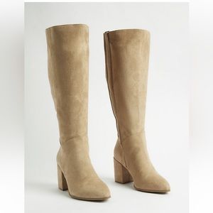 NWT TORRID TAUPE POINTED TOE KNEE BLOCK HEEL FAUX SAUDE BOOTS SIZE 10.5 WW